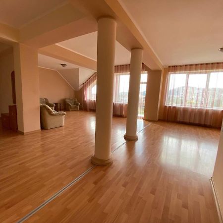 Apartments On Parkaniya 2A Мукачеве Екстериор снимка