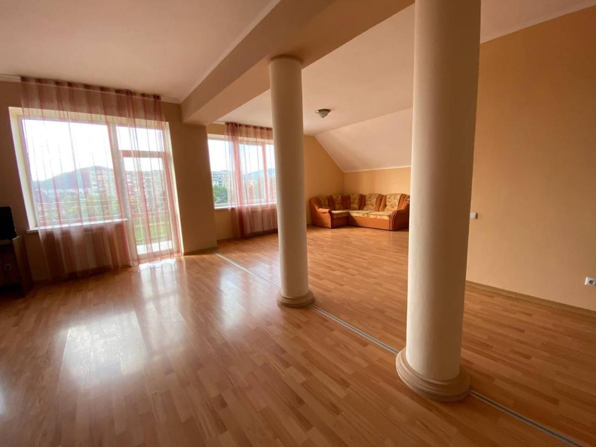 Apartments On Parkaniya 2A Мукачеве Екстериор снимка